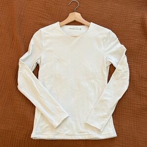 ABERCROMBIE Essential Long-Sleeve Tuckable Baby Tee White Medium